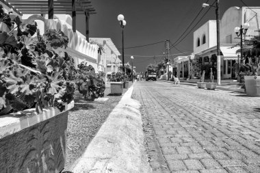 Santorini, Yunanistan - 11 Haziran 2014: Ege Denizi boyunca büyüleyici Santorini yolları, günbatımı yürüyüşü için mükemmel.