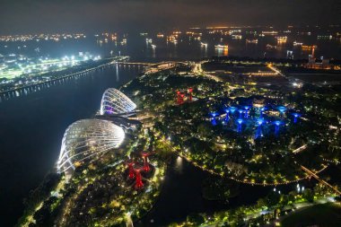 Singapur Marina Körfezi, gece körfez kenarındaki bahçeler.