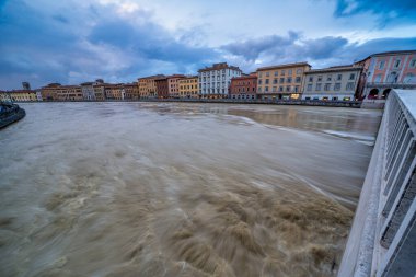 Pisa 'da Arno Nehri taşar. Şehir üzerinde hızlı akıntılar ve fırtınalı gökyüzü vardır..