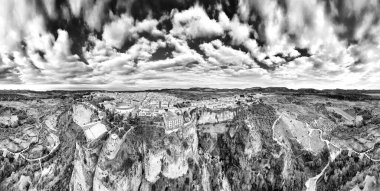 Ünlü Puente Nuevo 'su ve derin vadisiyle Ronda, İspanya' nın nefes kesici hava manzarası..