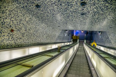 Napoli, İtalya - 13 Kasım 2024: Napoli 'deki Toledo metro istasyonu, çağdaş mimari ve sanat şaheseri.