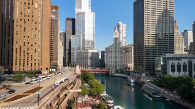 Chicago Nehri boyunca Chicago gökdelenlerinin çarpıcı hava manzarası.