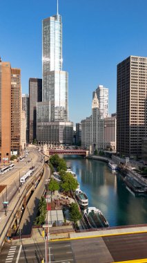 Chicago 'nun gökdelenleri Chicago Nehri' ni kaplayan panoramik insansız hava aracı görüntüleri.
