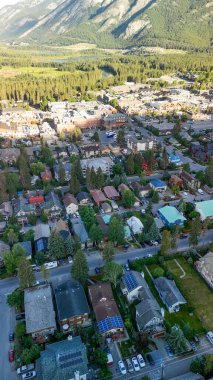 Banff kasabasının nefes kesen manzarası manzaralı bir dağ vadisinde..