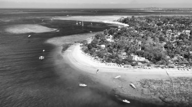 Güneşli bir günde, Endonezya 'nın Gili Hava Sahil Hattı' nın inanılmaz hava manzarası.