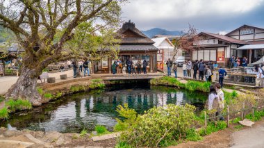 Oshino Hakkai, Japonya - 26 Nisan 2025: Oshino Hakkai, Japonya 'nın temiz su ve Mt. Fuji yakında..