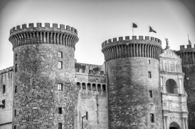 Napoli 'deki Majestic Maschio Angioino kalesi, ortaçağ mimarisinin tarihi bir simgesi..