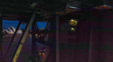 Geceleri Sydney Limanı Köprüsü 'nün altında aydınlatılmış çelik bir yapı var..