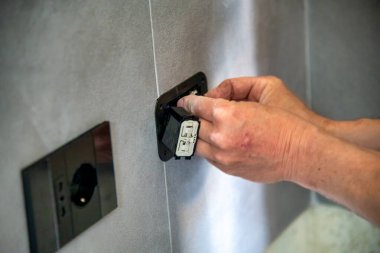 Her Odaya Uygun Güç Erişimi İçin Bir Duvar Elektrik Kuruluyor.