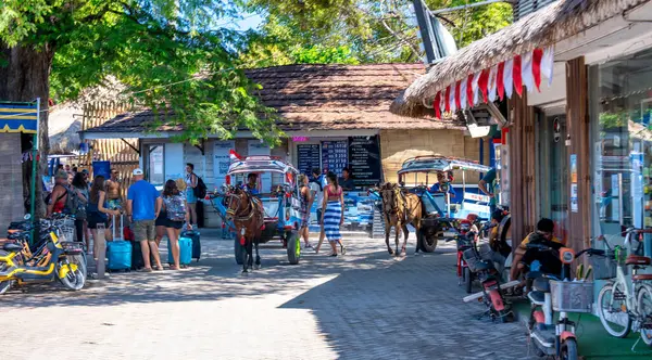 Gili Trawangan, Endonezya - 26 Ağustos 2023: Gili Trawangan 'ın güzel sokaklarında güneşli bir at arabası gezisi.