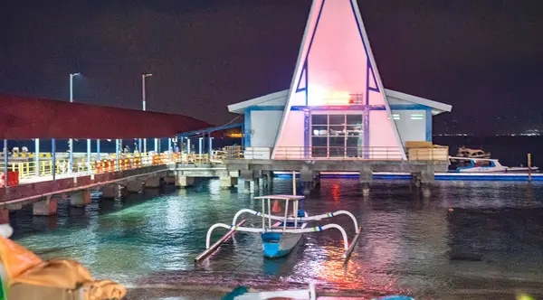 Gili Trawangan rıhtımı yıldızlı gökyüzünün altında, tropikal plaj titreşimleri.