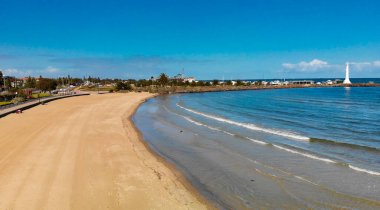 Melbourne sahil şeridini gösteren St. Kilda Sahili 'nin hava görüntüleri..