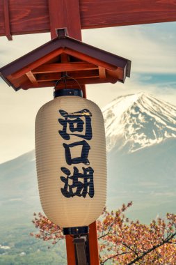Geleneksel Japon tabelası mavi gökyüzünün altındaki ikonik Fuji Dağı önünde..