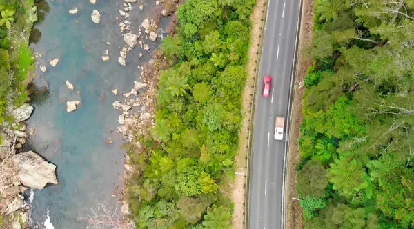 Karangahake Boğazı 'nın canlı yeşil yaprakları ve nehir manzarası kuş bakışı.. 