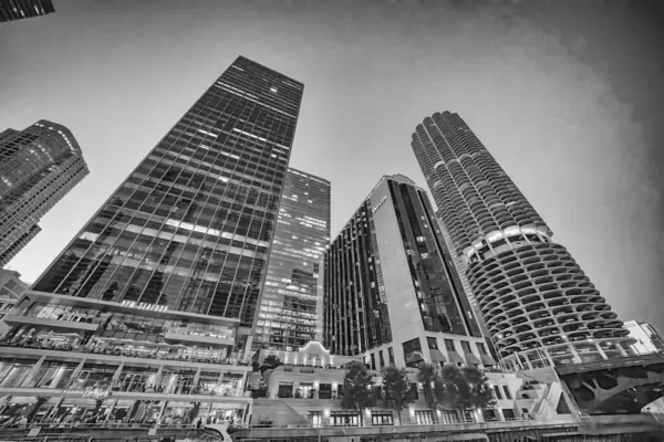 Şikago, IL - 25 Temmuz 2024 Şikago şehir merkezi gökdelenleri şehir nehri boyunca yapılan bir geziden inanılmaz bir gece manzarası.