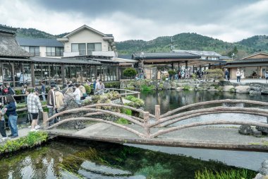 Oshino Hakkai, Japonya - 26 Nisan 2025: Geleneksel Japon evleri ve kristal berrak bahar havuzlarıyla Oshino Hakkai 'nin huzurlu manzarası.