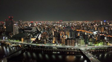 Gece Tokyo 'nun havadan görünüşü İHA' nın şehir ışıkları ve gökdelenlerle çektiği görüntüler..