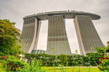 Singapur - 18 Ağustos 2023: Bulutlu bir günde Marina Bay Sands Oteli.