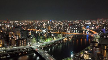 Gece Tokyo 'nun havadan görünüşü İHA' nın şehir ışıkları ve gökdelenlerle çektiği görüntüler..