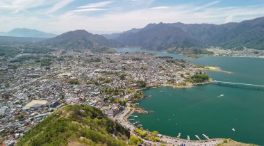 Kawaguchiko Gölü 'nün nefes kesici manzarası ve yukarıdan ikonik Fuji Dağı..