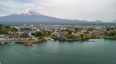 Kawaguchiko Gölü 'nün nefes kesici manzarası ve yukarıdan ikonik Fuji Dağı..