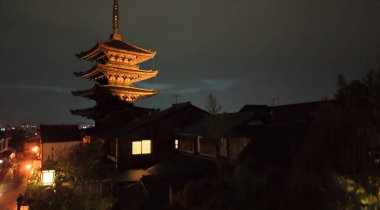 Yasaka Pagoda 'nın Kyoto' daki hava gece görüşü şehrin arka planına karşı aydınlandı.