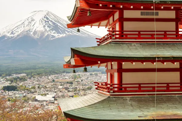 Fujiyoshida 'daki Chureito Pagoda ve Fuji Dağı' nın bahar çiçekleri manzarası.