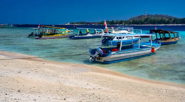 Gili Meno, Endonezya - 26 Ağustos 2023: Gili Meno Adası kıyılarına tropikal manzaralı balıkçı tekneleri yanaştı.
