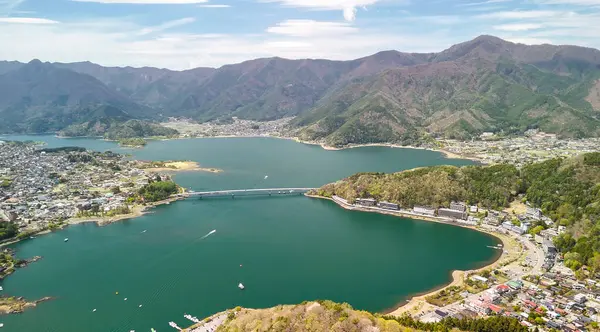 Arka planda Fuji Dağı ile Kawaguchiko Gölü 'nün çarpıcı hava manzarası.
