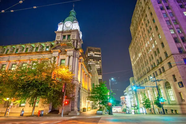 Şehir sokakları ve Binalar gece, Vancouver.