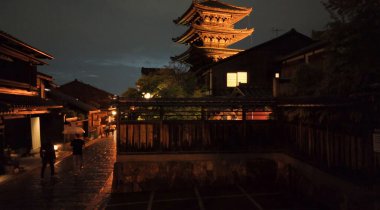 Yasaka Pagoda 'nın Kyoto' daki hava gece görüşü şehrin arka planına karşı aydınlandı.