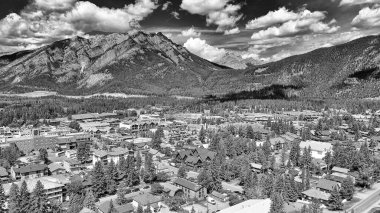Banff kasabasının nefes kesen manzarası manzaralı bir dağ vadisinde..
