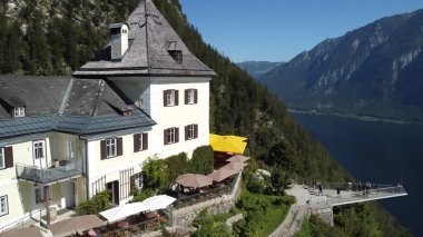 Hallstatt izleme platformunun çarpıcı hava görüntüsü, tarihi köy ve dağlık çevre manzarası.