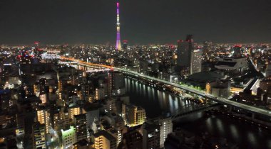 Tokyo aydınlandı, gökyüzü sakin bir gecede İHA ile görüldü..