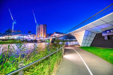 Adelaide Kongre Merkezi ve Park 'ın gece görüşü