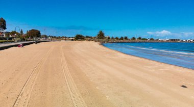 St Kilda Sahili, Avustralya, açık mavi sularla yukarıdan görüldü..