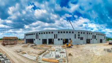 Endüstriyel ekipman ve çerçeve ile yukarıdan görülen büyük ölçekli inşaat alanı.