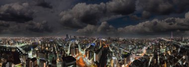 Gece Tokyo 'nun havadan görünüşü İHA' nın şehir ışıkları ve gökdelenlerle çektiği görüntüler..