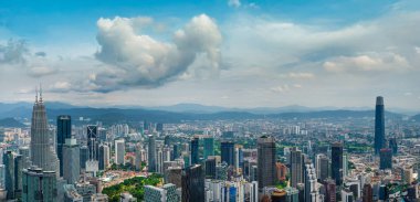 Kuala Lumpur, Malezya - 28 Aralık 2019: Sisli gökdelenlerle dolu bulutlu bir günde Kuala Lumpur gökdeleninin dramatik hava manzarası.