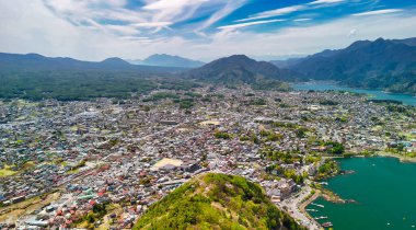 Arka planda Fuji Dağı ile Kawaguchiko Gölü 'nün çarpıcı hava manzarası.