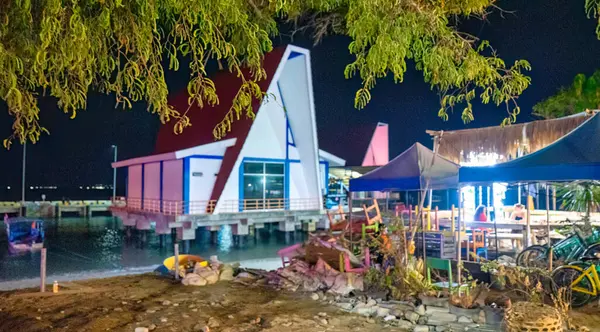 Gili Trawangan 'ın gece sokakları plaj boyunca hareketli ışıklarla.