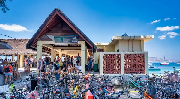 Gili Trawangan, Endonezya - 26 Ağustos 2023: Güneşli bir günde Gili Trawangan 'ın güzel yollarında bisiklet sürmek.