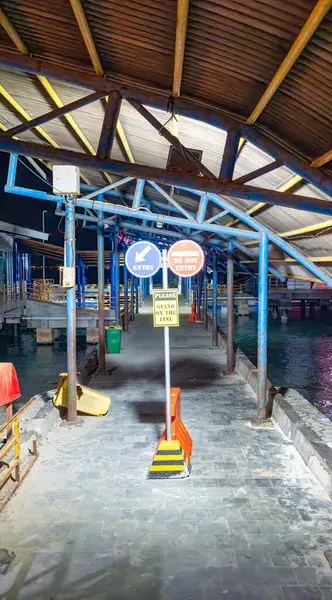 Gili Trawangan rıhtımı yıldızlı gökyüzünün altında, tropikal plaj titreşimleri.