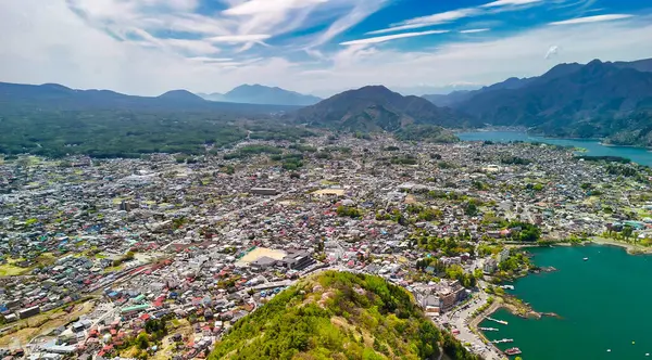 Arka planda Fuji Dağı ile Kawaguchiko Gölü 'nün çarpıcı hava manzarası.