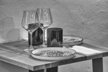 Klasik ahşap mobilyaları ve otantik Akdeniz dekoruyla samimi bir İspanyol restoranı..