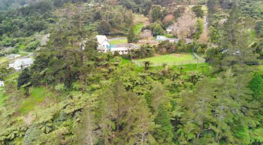 Yeni Zelanda 'daki Karangahake Boğazı' nın hava manzarası kıvrımlı nehri ve yemyeşil manzarayı gösteriyor..