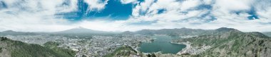 Arka planda Fuji Dağı ile Kawaguchiko Gölü 'nün çarpıcı hava manzarası.
