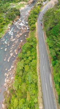 Karangahake Boğazı 'nın canlı yeşil yaprakları ve nehir manzarası kuş bakışı.. 