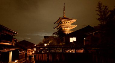 Yasaka Pagoda 'nın Kyoto' daki hava gece görüşü şehrin arka planına karşı aydınlandı.