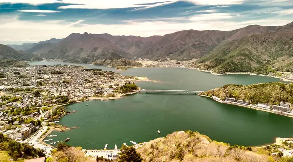 Arka planda Fuji Dağı ile Kawaguchiko Gölü 'nün çarpıcı hava manzarası.